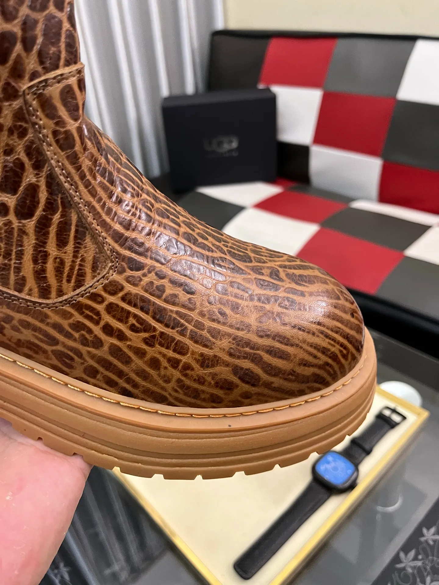 Ex-factory price: 680⌚️⌚️Thick wool imported from Australia Brand: UGG genuine purchasing agent Size: 39-44 (45 customized) Grade: Official website 1:1 Material: First layer of genuine leather waterproof and antifreeze upper Real wool lining Original non-slip and wear-resistant outsole Style category: Men's casual shoes Trendy style Comfortable on the feet Color: Official website color synchronization